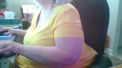 Snapshot of ivyjane3522 chatting on April 27, 3:54 pm ivyjane3522 online show from April 27, 3:54 pm