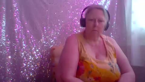 Snapshot of ivyjane3522 chatting on April 30, 10:47 pm ivyjane3522 online show from April 30, 10:47 pm