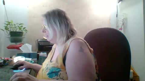 Snapshot of ivyjane3522 chatting on May 11, 5:10 pm ivyjane3522 online show from May 11, 5:10 pm