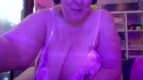 Snapshot of ivyjane3522 chatting on June 2, 11:18 pm ivyjane3522 online show from June 2, 11:18 pm
