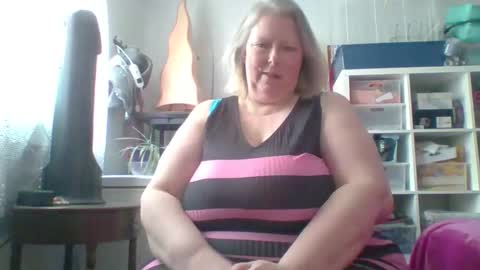 Snapshot of ivyjane3522 chatting on June 9, 6:30 pm ivyjane3522 online show from June 9, 6:30 pm