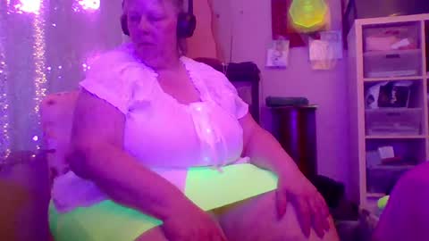 Snapshot of ivyjane3522 chatting on June 21, 2:25 am ivyjane3522 online show from June 21, 2:25 am