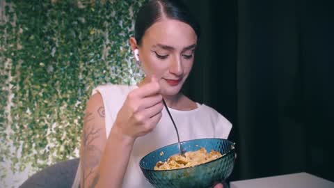 Snapshot of ivyjonson chatting on January 16, 8:14 pm Miss Ivy online show from January 16, 8:14 pm