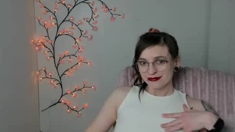 Snapshot of ivynoir_ chatting on April 23, 9:17 pm Ivy online show from April 23, 9:17 pm