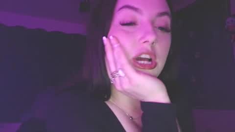 Snapshot of ivyy_sinss chatting on May 8, 1:22 am Amiee online show from May 8, 1:22 am