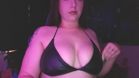 Snapshot of ivyy_sinss chatting on June 7, 1:10 am Amiee online show from June 7, 1:10 am
