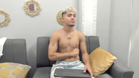 izaack online show from February 1, 4:22 pm