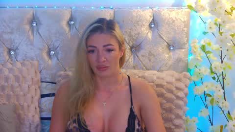 Snapshot of izabellle02 chatting on June 3, 3:20 am Izabella online show from June 3, 3:20 am