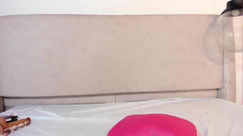 izelevans online show from March 19, 1:04 pm