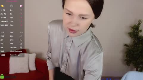 Queen of nylon  Victoria online show from April 3, 5:05 am