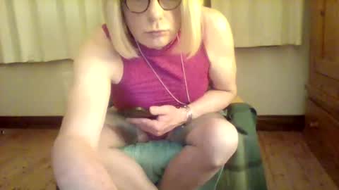 izzy_mchoney online show from May 15, 11:23 pm