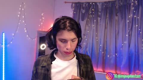 Snapshot of j_a_x_x_x_o_n chatting on October 21, 9:43 am Hey im Jaxxxon check my info     online show from October 21, 9:43 am