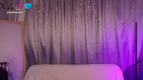 Snapshot of j_a_x_x_x_o_n chatting on April 8, 11:32 am Hey im Jaxxxon check my info online show from April 8, 11:32 am