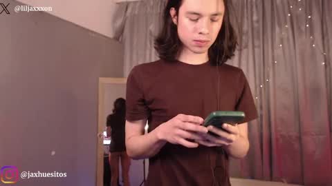 Snapshot of j_a_x_x_x_o_n chatting on May 1, 1:26 pm Hey im Jaxxxon check my info online show from May 1, 1:26 pm