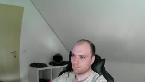 here4y online show from April 4, 2:25 pm