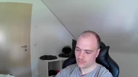 here4y online show from April 11, 9:35 am