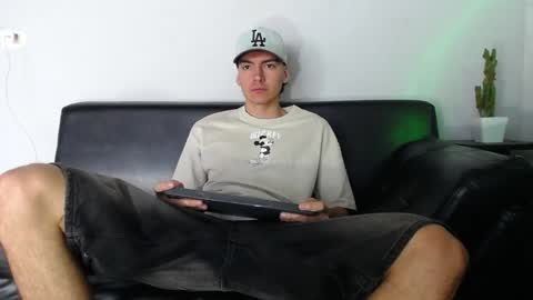 INDEPENDENT MODEL online show from December 8, 5:01 pm