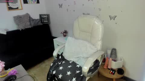 jade_connor online show from April 4, 9:23 pm