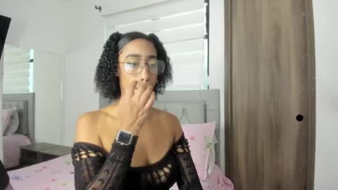 Snapshot of jade_obi chatting on May 29, 3:32 pm Jade smile online show from May 29, 3:32 pm