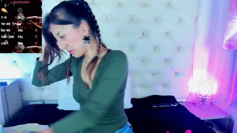 Snapshot of jade_white_ chatting on January 13, 1:06 pm jade white online show from January 13, 1:06 pm