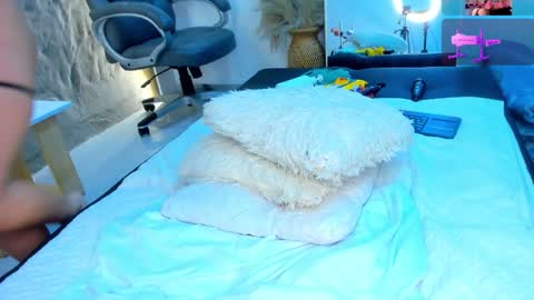 jadee__ online show from February 6, 7:45 am