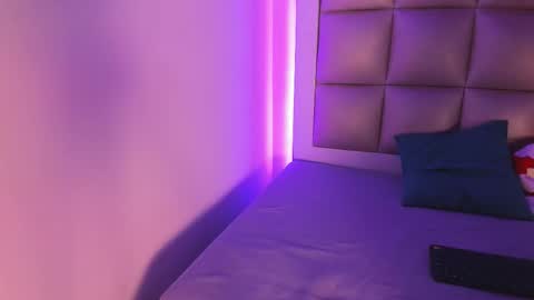 jadeestudios online show from December 18, 4:18 am