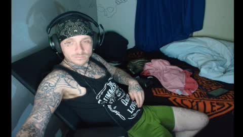 Snapshot of jake265897 chatting on February 11, 6:51 am showingitoff online show from February 11, 6:51 am