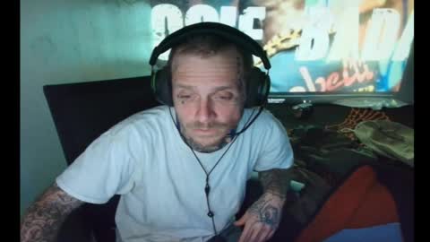 Snapshot of jake265897 chatting on February 22, 6:46 am showingitoff online show from February 22, 6:46 am