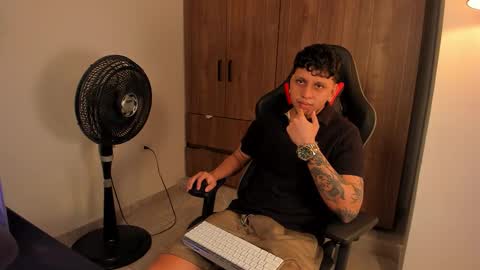 Snapshot of jake_pons chatting on February 15, 5:37 am Jake Pons online show from February 15, 5:37 am