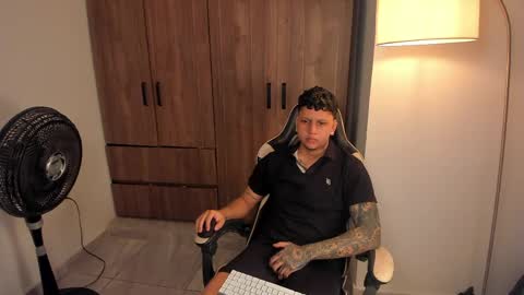Snapshot of jake_pons chatting on May 24, 8:14 pm Jake Pons online show from May 24, 8:14 pm