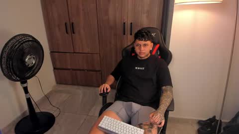 Snapshot of jake_pons chatting on May 27, 11:35 pm Jake Pons online show from May 27, 11:35 pm