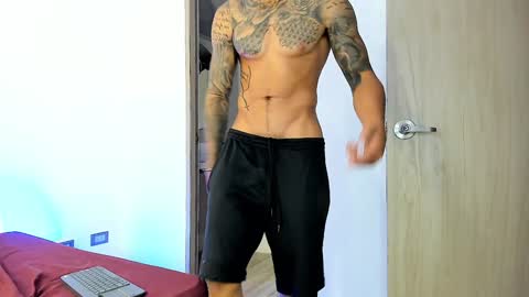 Snapshot of jakee_brown chatting on February 5, 1:15 am Santiago online show from February 5, 1:15 am