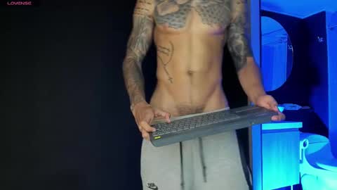 Snapshot of jakee_brown chatting on March 5, 3:51 am Santiago online show from March 5, 3:51 am