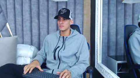 Snapshot of jakemoxleey chatting on February 9, 12:19 pm jakemoxleey online show from February 9, 12:19 pm