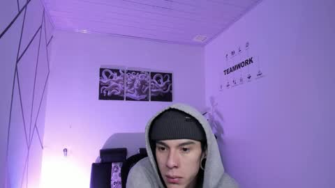 james_adamss_ online show from December 17, 11:49 am