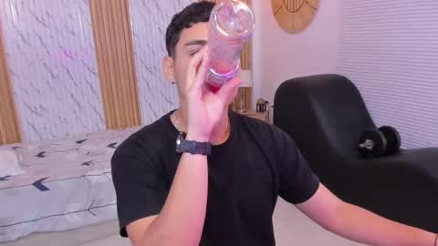 Snapshot of james_jonnes chatting on September 28, 7:52 pm James online show from September 28, 7:52 pm
