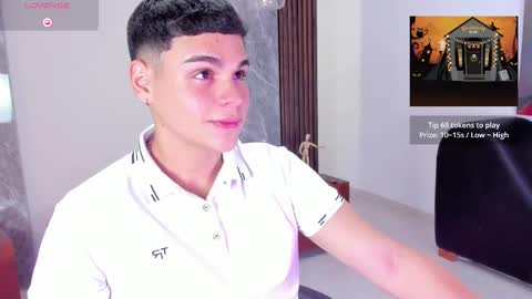Snapshot of james_jonnes chatting on October 5, 8:18 pm James online show from October 5, 8:18 pm
