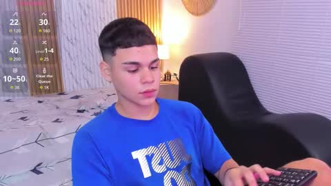 Snapshot of james_jonnes chatting on October 19, 8:42 pm James online show from October 19, 8:42 pm