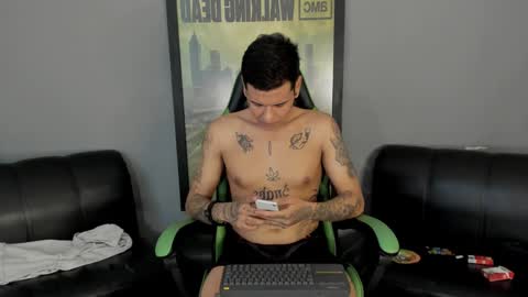 Snapshot of jamesinked_ chatting on December 7, 5:20 pm Jamesinked  online show from December 7, 5:20 pm