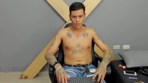 Snapshot of jamesinked_ chatting on December 13, 6:49 pm Jamesinked  online show from December 13, 6:49 pm
