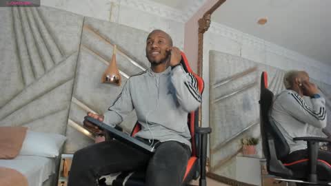 Snapshot of jamesparck chatting on February 7, 12:17 pm James online show from February 7, 12:17 pm