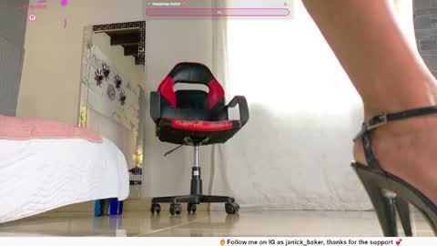 Snapshot of janick_baker chatting on May 23, 6:01 pm janick_baker online show from May 23, 6:01 pm