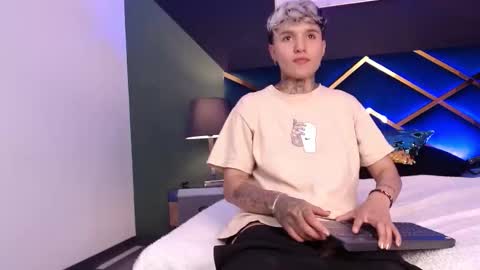 Snapshot of jaxwolf_ chatting on January 18, 3:43 am JAX online show from January 18, 3:43 am