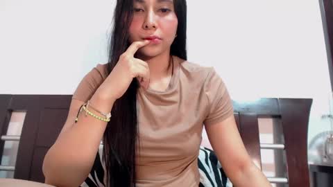 Snapshot of jazmin_miler chatting on May 6, 11:54 pm Luna Sofa online show from May 6, 11:54 pm
