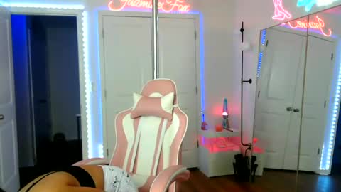 Snapshot of jazminefox chatting on June 26, 8:57 pm Jazmine Fox online show from June 26, 8:57 pm