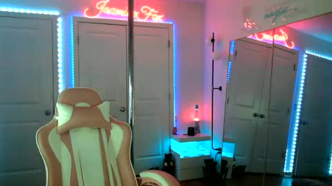 Snapshot of jazminefox chatting on July 23, 7:56 pm Jazmine Fox online show from July 23, 7:56 pm