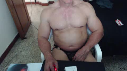 Snapshot of jefmuscletw chatting on January 31, 7:08 pm brayam online show from January 31, 7:08 pm