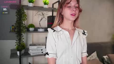 Snapshot of jeninedapinto chatting on September 20, 10:16 am Hi everyone my name Kira online show from September 20, 10:16 am