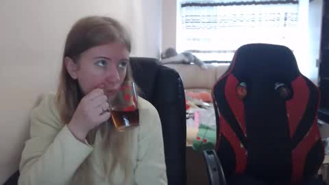 JenisAndPeter online show from November 7, 7:30 am