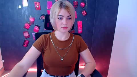 Snapshot of jennifer_cuttie chatting on August 4, 11:35 am Jennifer online show from August 4, 11:35 am